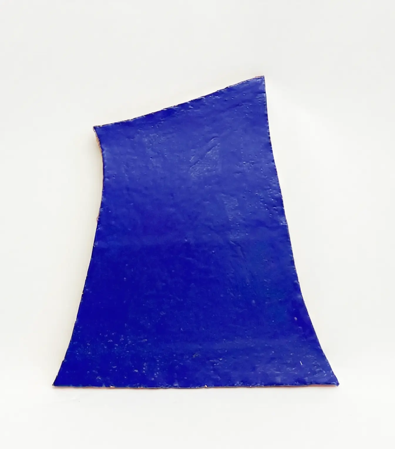 Keramik #12 – Hanna Maxi Schumacher | Handgefertigte Keramik Düsseldorf Keramik #12 von Hanna Maxi Schumacher – Blau, 52 × 45 × 1,5 cm | Künstlerin Malerin Düsseldorf NRW Germany | Ceramic Art 2025