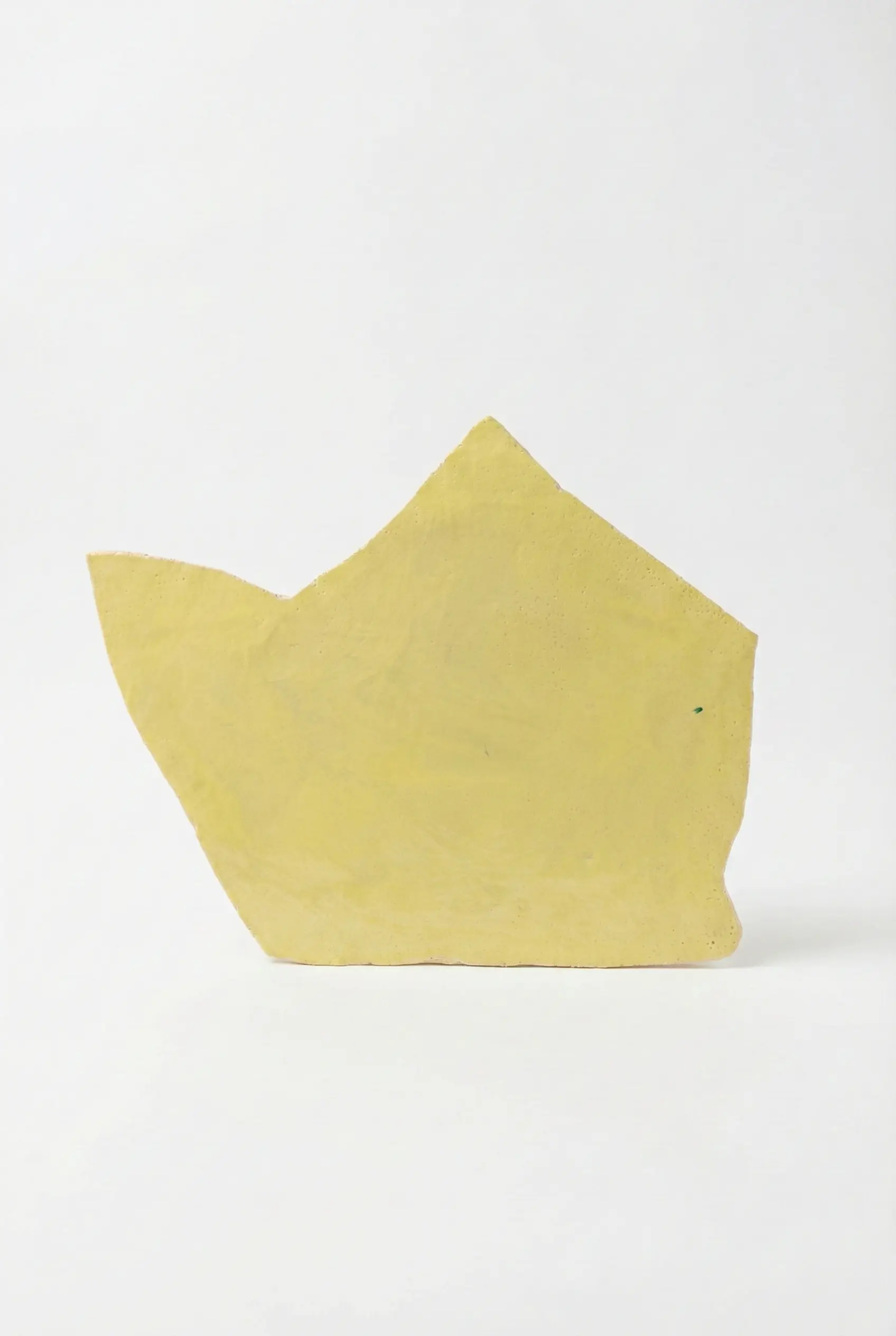 Keramik #06 – Hanna Maxi Schumacher | Handgefertigte Keramik Düsseldorf Keramik #06 von Hanna Maxi Schumacher – Gelb, 75 × 57 × 1,5 cm | Künstlerin Malerin Düsseldorf NRW Germany | Ceramic Art 2025