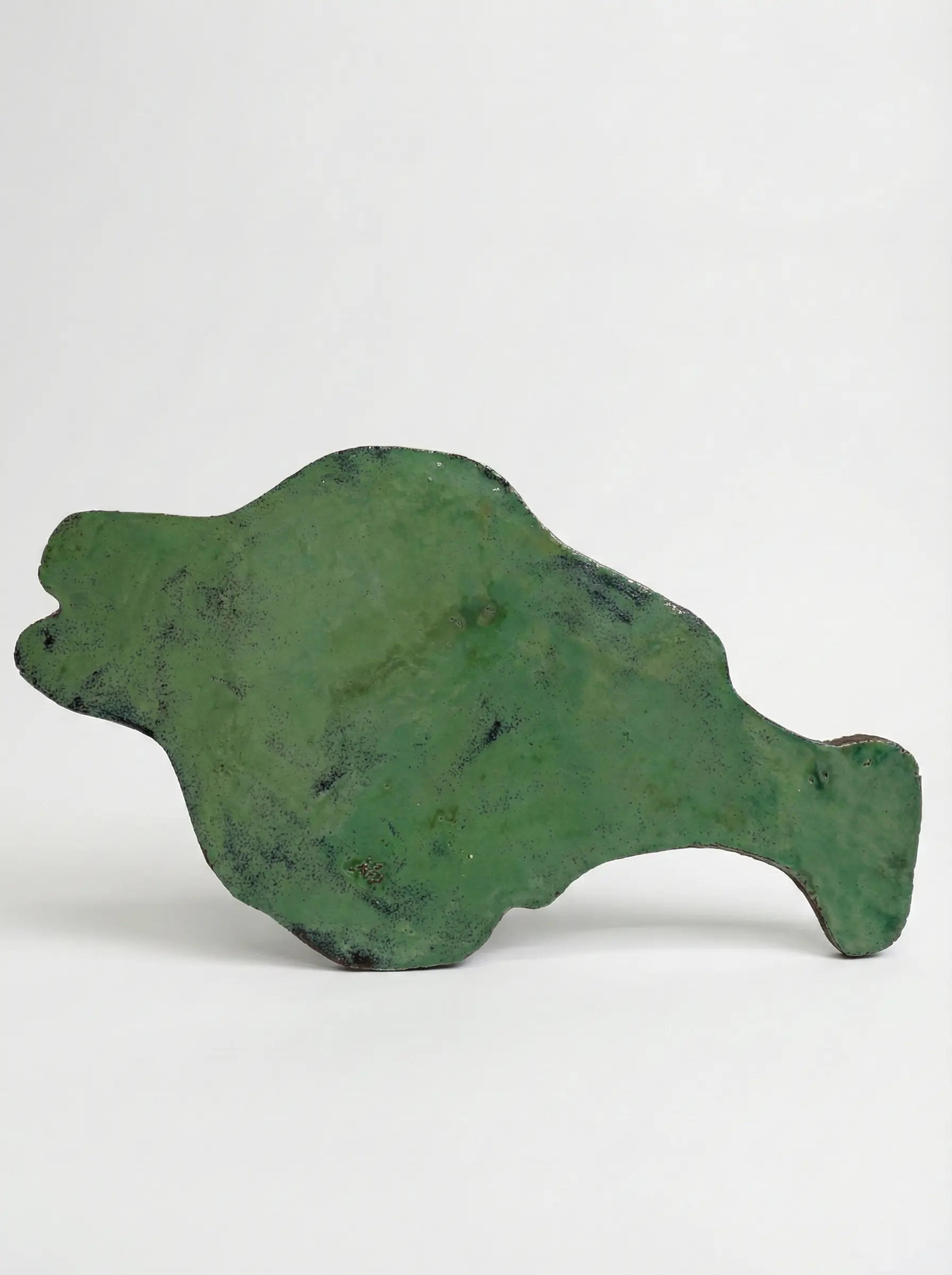 Keramik #03 – Hanna Maxi Schumacher | Handgefertigte Keramik Düsseldorf Keramik #03 von Hanna Maxi Schumacher – Flaschengrün, 76 × 43 × 1,5 cm | Künstlerin Malerin Düsseldorf NRW Germany | Ceramic Art 2025